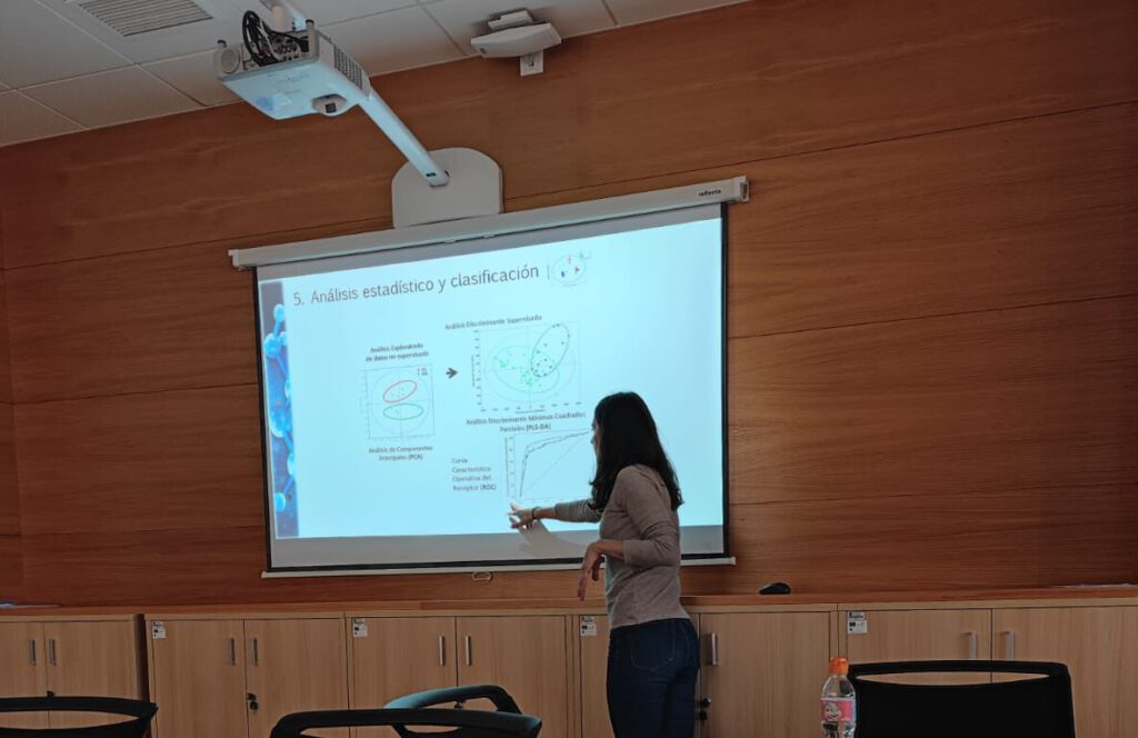 Ana giving her best at ‘Laboratorio de Metabolómica’ ! Please guys keep attention to the statistics !