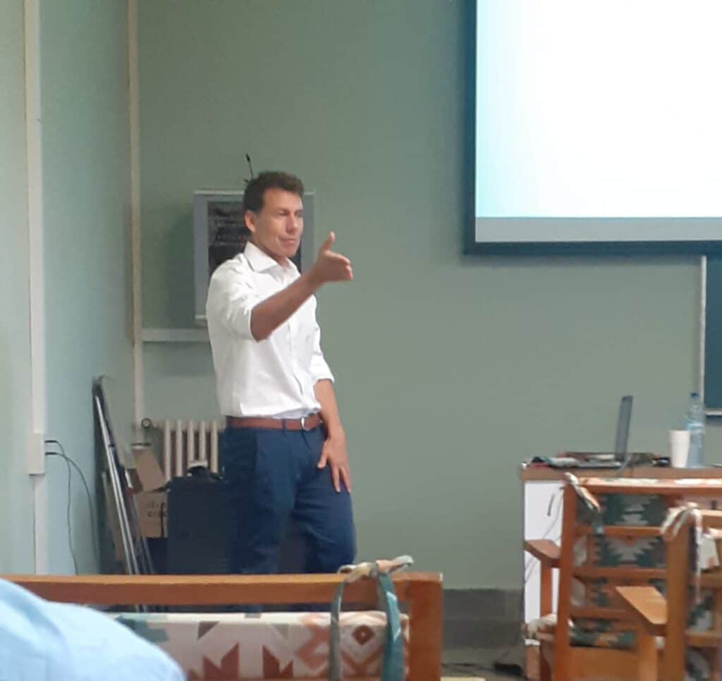 Nacho gives the lesson of Chemical Exchange in the XV International «Manuel Rico» NMR School held in Jaca this June 2023